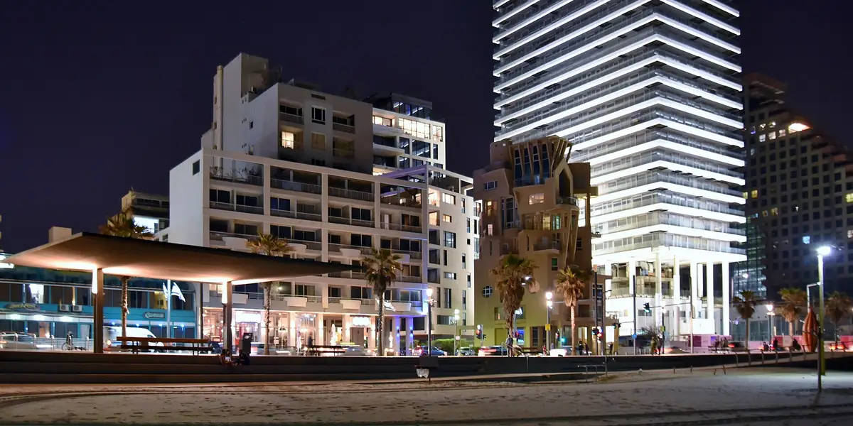 טיילת חוף תל אביב בלילה עם אורות לאורך הים