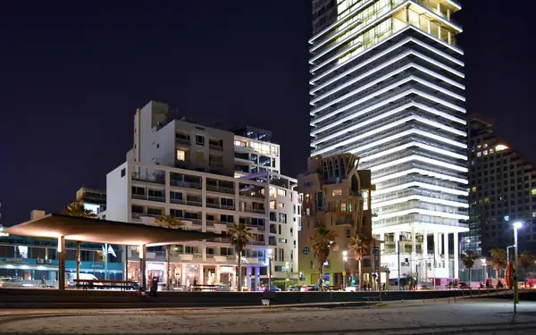 טיילת חוף תל אביב בלילה עם אורות לאורך הים