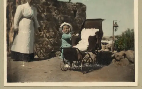 מחברת תכנון פתוחה עם עט ורשימת משימות על שולחן עץ