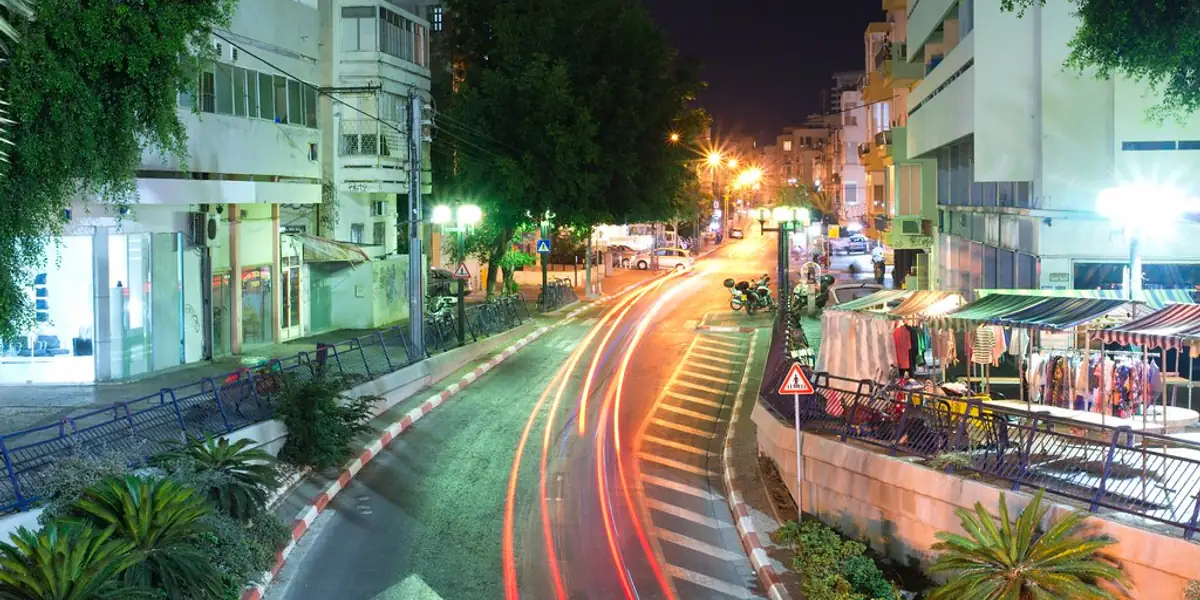 סטודיו ריקוד ריק עם מראה גדולה ומוט בר מעץ