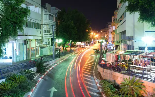 סטודיו ריקוד ריק עם מראה גדולה ומוט בר מעץ