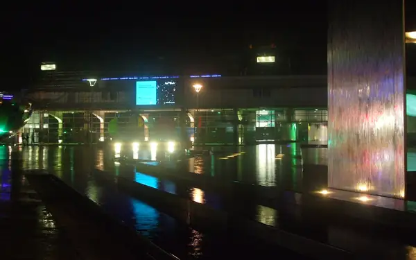 אוזניות טלפון מונחות על שולחן משרדי בתאורה לילית עמומה