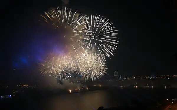 סלון בבית פרטי מואר באור חם בערב — הכנת הבית למסיבה