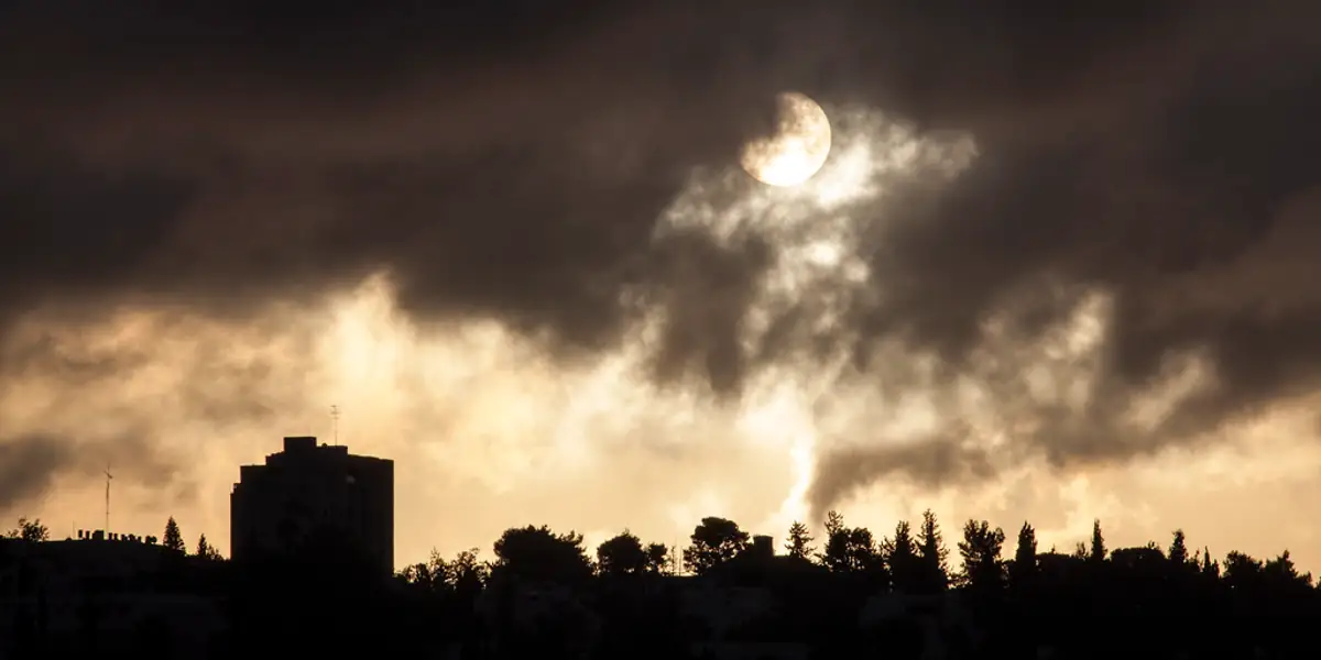 נר הבדלה וקופסת בשמים על שולחן — תכנון ערב שמכבד מסורת