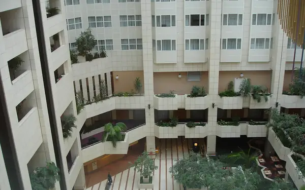 בניין מגורים בסגנון באוהאוס בתל אביב בלילה עם חלונות מוארים