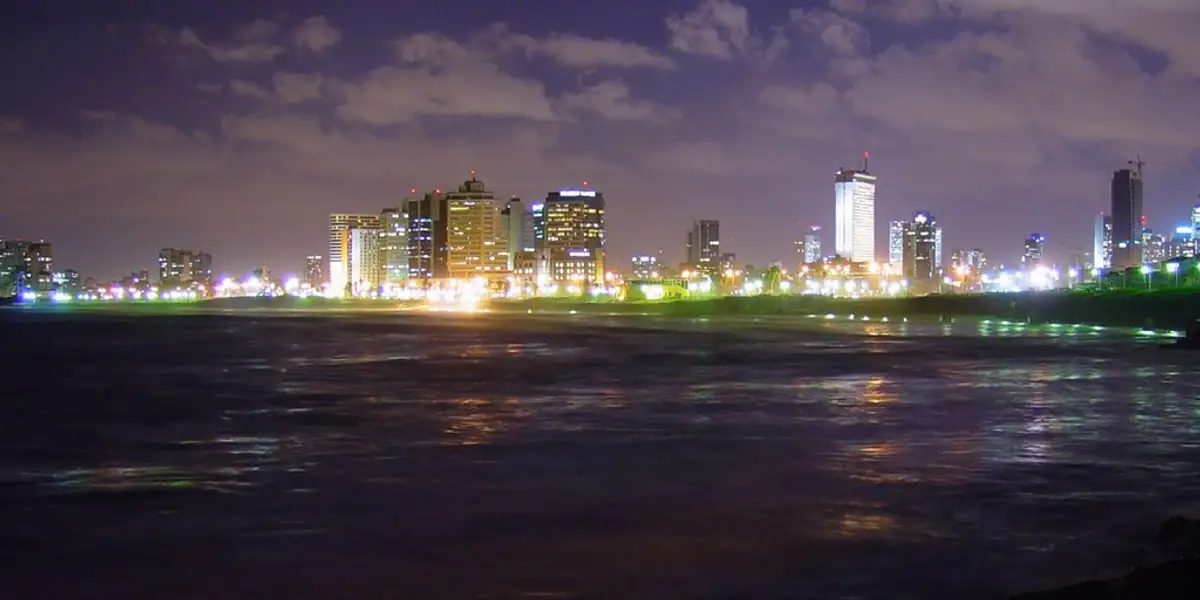 קו הרקיע של תל אביב בלילה עם אורות העיר