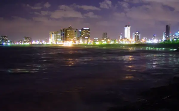 קו הרקיע של תל אביב בלילה עם אורות העיר